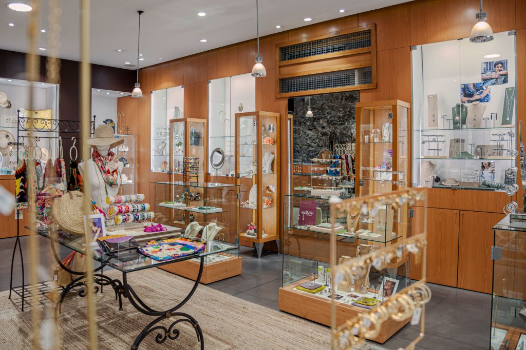 Intérieur de la boutique Emotion Bijoux, spécialiste du bijoux fantaisie à Grenoble