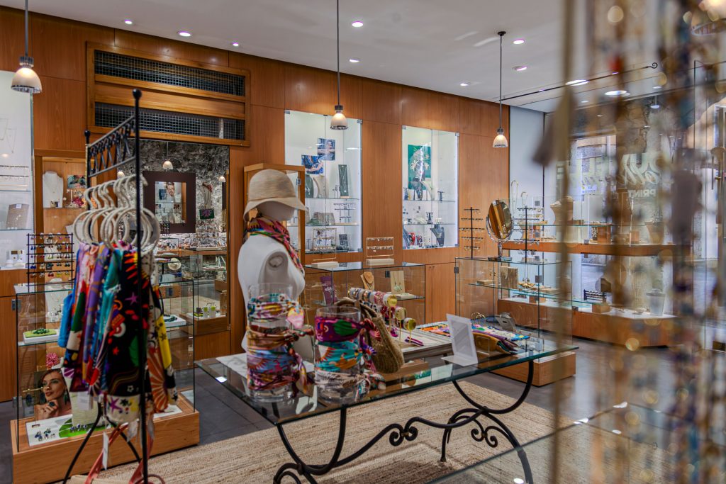 Intérieur de la boutique Emotion Bijoux, spécialiste du bijoux fantaisie à Grenoble