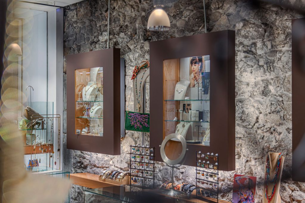 Intérieur de la boutique Emotion Bijoux, spécialiste du bijoux fantaisie à Grenoble